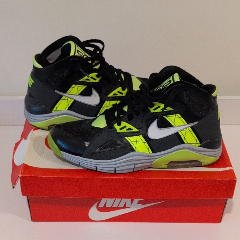 Nike Kids Black and Neon Green Sneakers